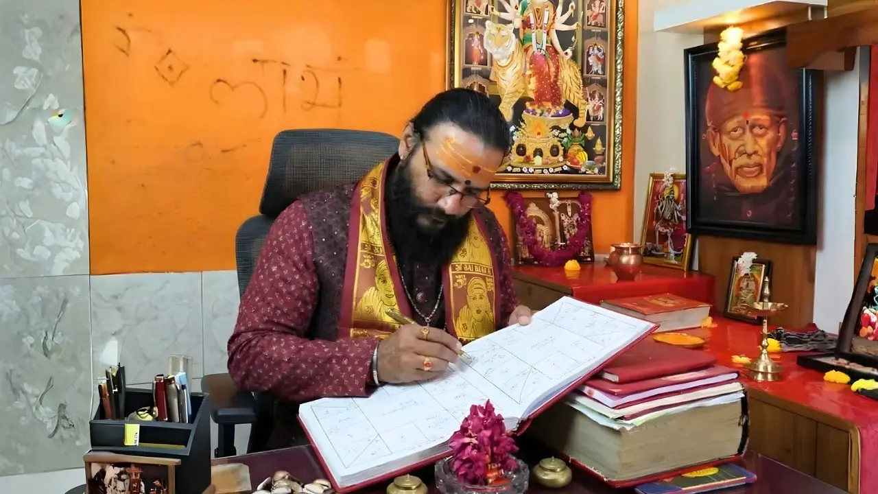 Pandit DS Joshi analyzing horoscope – Famous Astrologer Banashankari